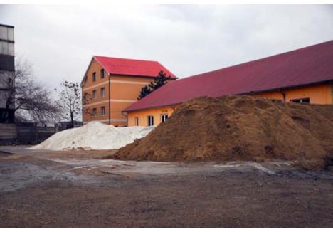 AMESTECUL POTRIVIT. RER Ecologic Service are pregătiţi trei "munţi" de materiale antiderapante: unul de nisip, altul de sare şi, în fine, cel din urmă format din ambele materiale gata amestecate şi pregătite de încărcat în autospeciale